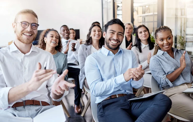 Groupe qui applaudie en salle de séminaire